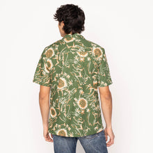 Load image into Gallery viewer, Aloha Shirt - Waikiki Waves - Green
